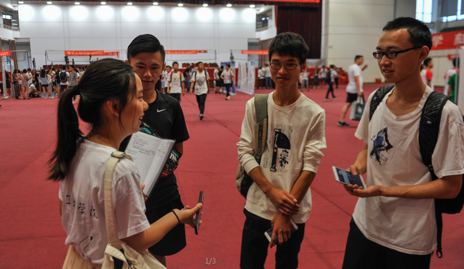 计算机学院记者采访报道最早新生